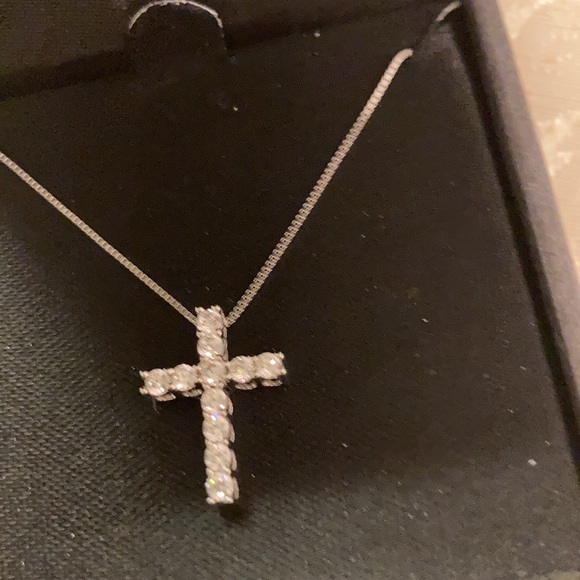 Ladies sterling silver white cz’s cross pendant necklace, value of $100 - Picture 2 of 3